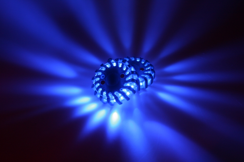 LED výstražné světlo, 16x LED, modré 360° + nabíječka 12V/220V